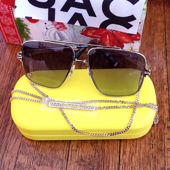 Marc Jacobs MJ 1091/ N/S 006J IB Gold with Gold Chain Sunglasses - Picture 9 of 10